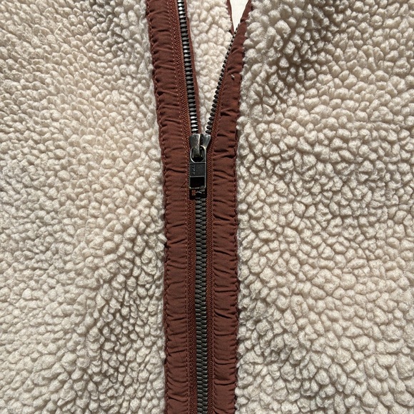 Patagonia Women's Tan Teddy Jacket - Picture 6 of 6